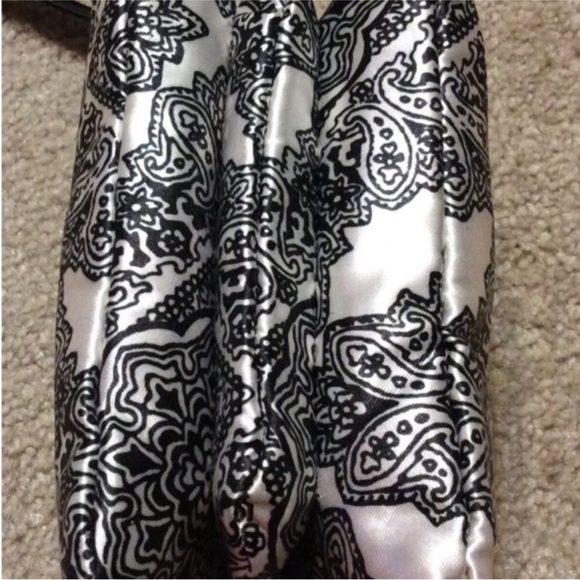 LONDON SOHO NEW YORK Black And White Paisley Wristlet - Picture 4 of 10